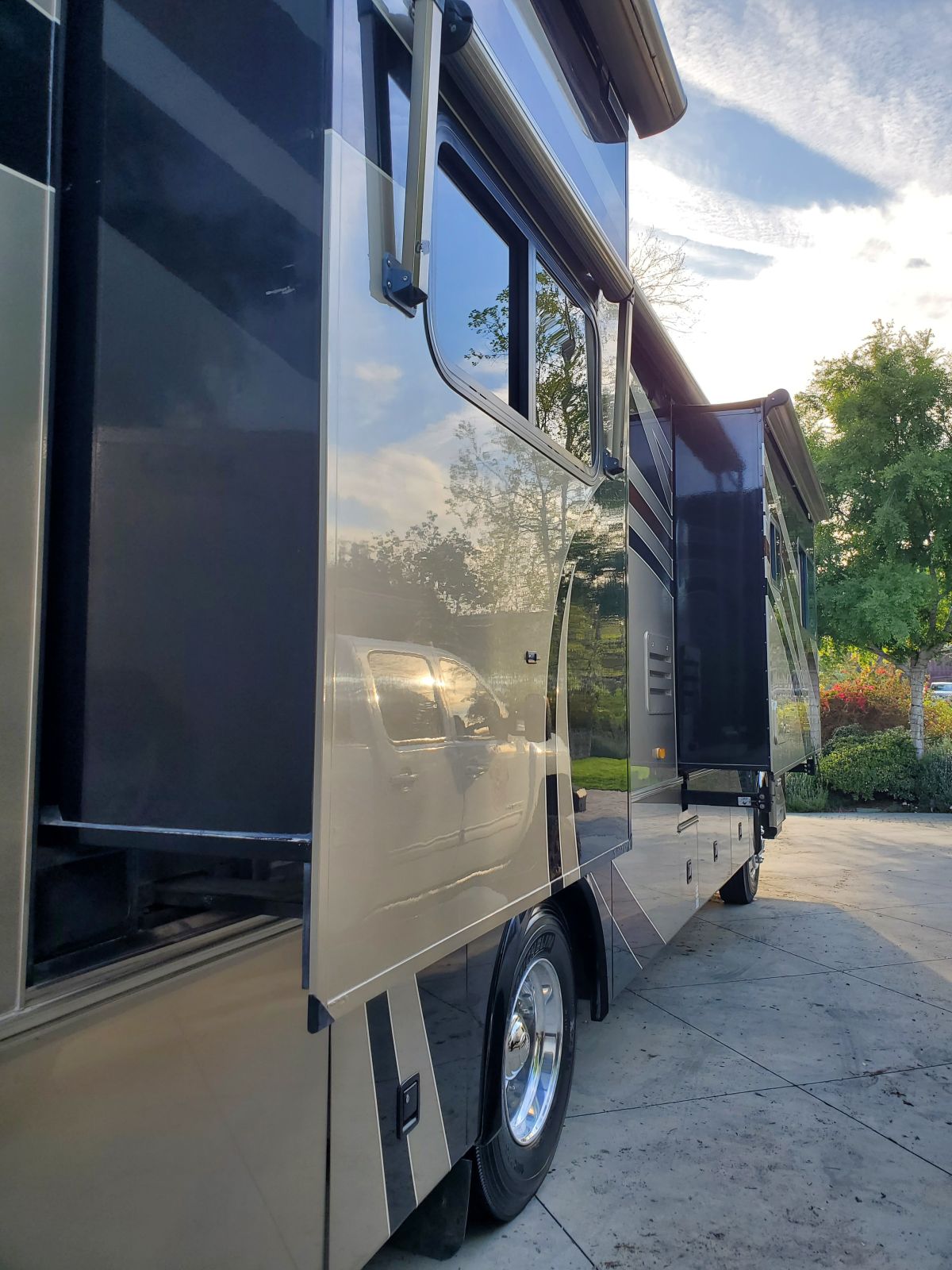 2006 Country Coach Inspire 360 Siena National Vehicle