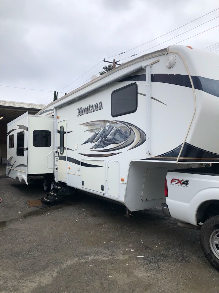 2011 Keystone Montana Hickory 3400RL National Vehicle