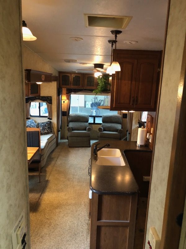 2011 Keystone Montana Hickory 3400RL National Vehicle